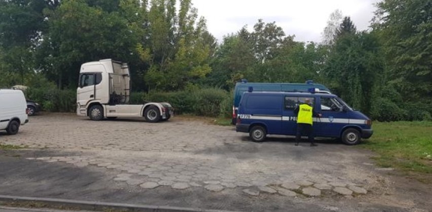 Funkcjonariusze Inspekcji Transportu Drogowego kontrolują samochody ciężarowe na terenie powiatu tomaszowskiego [zdjęcia]