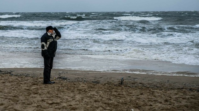 02.01.2019 gdansk brzezno. wichura na pomorzu. sztorm na baltyku. imgw wydalo ostrzezenie przed silnie wiejacym wiatrem.  na skutek cofki morze zalewa plaze. zamknieto molo na zaspie.  fot. karolina misztal / polska press/dziennik baltycki