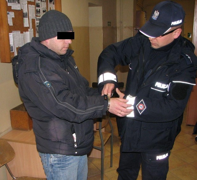 Po zabezpieczeniu samochodu i dowiezieniu do jednostki policji okazało się, że nietrzeźwy obywatel Ukrainy ma ponad 2,5 promila alkoholu w wydychanym powietrzu. 

Dzisiaj, po wytrzeźwieniu, podejrzany o kierowanie w stanie nietrzeźwym pojazdem, w trybie przyspieszonym został doprowadzony do Sądu. Mężczyźnie, oprócz kary pozbawienia wolności grozi wysoka grzywna. Kierowca został ukarany 500 złotowym mandatem za brak uprawnień do kierowania samochodami.




KRONIKA POLICYJNA

Zapisz się do newslettera! Dodaj też swój artykuł