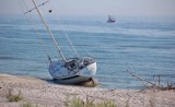 Jacht Kneź (Yacht Klub Polski Gdynia) wszedł na mieliznę koło Helu | ZDJĘCIA