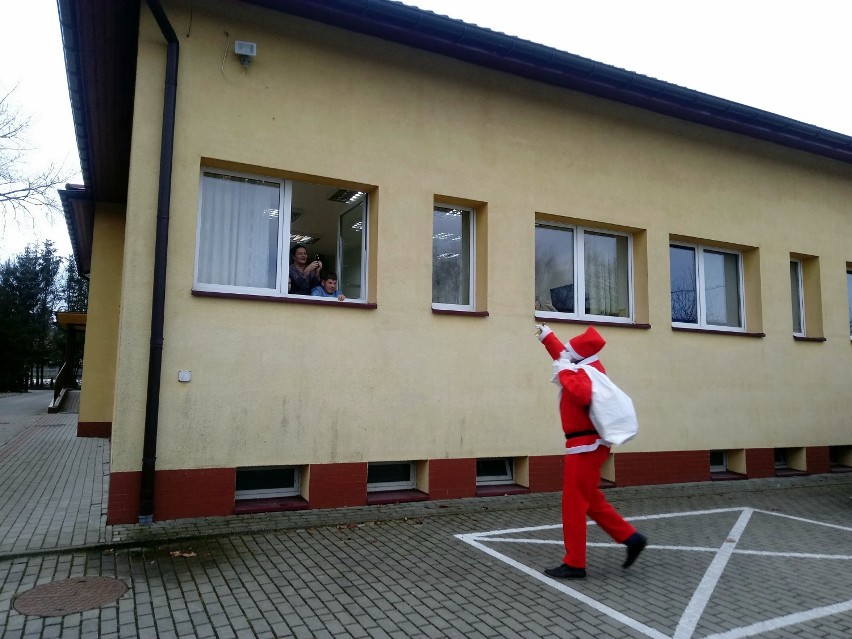 Mikołaj w szkole w Kobylance. To była prawdziwa radość! Ponad 40 dzieci dostało paczki