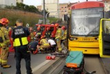 Niebezpieczny wypadek w Warszawie. Tramwaj potrącił rowerzystę na przejściu dla pieszych. Mężczyzna z rozbitą głową trafił do szpitala