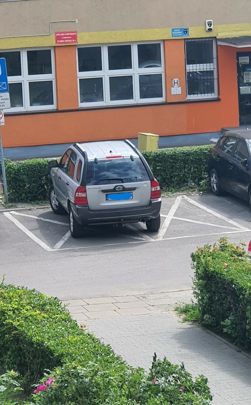 Mistrzowie (złego) parkowania z woj. śląskiego. Są świetnym przykładem, tego, czego NIE należy robić! Kto dał im prawo jazdy?