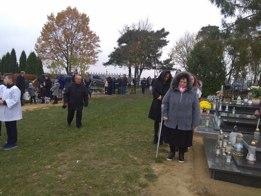 Kuślin: Święto Zmarłych na cmentarzu