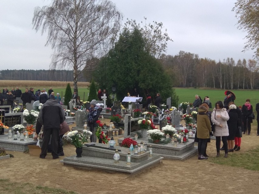 Kuślin: Święto Zmarłych na cmentarzu