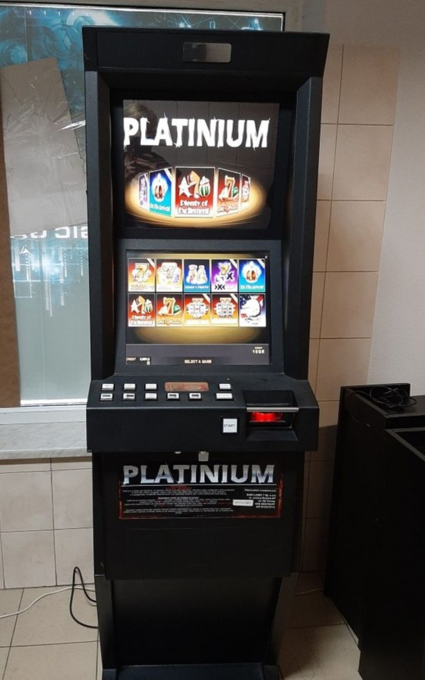 Akcja policji w Jarosławiu: zabezpieczono cztery automaty do gier hazardowych [FOTO]