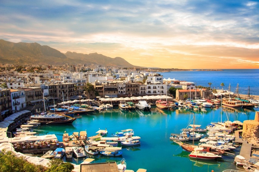 Słoneczny Cypr przyciąga swoim śródziemnomorskim klimatem i...