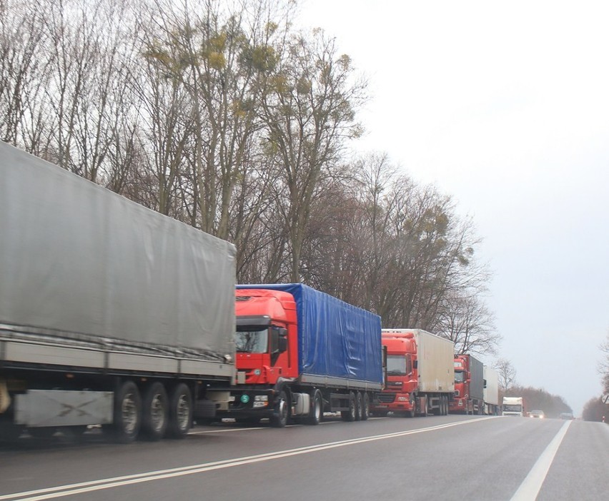 Wydłuża się kolejka TIR-ów czekających na wyjazd z Polski....