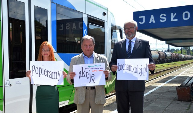 W promowanie turystyki kolejowej włączyli się m.in. włodarze Jasła. - Mamy nadzieję, że zainteresowanie podróżą szynobusem będzie duże, a turyści przekonają się do korzystania z kolei - mówią