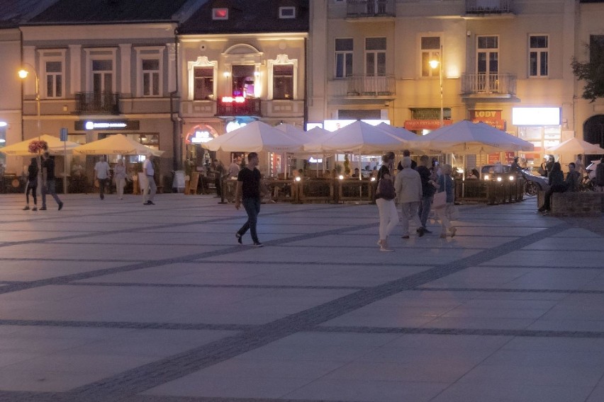 Mieszkańcy Kielc wciąż korzystają z przyjemnej pogody i...