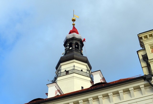 Kilka sekund przed południem z ratuszowej wieży rozbrzmiewa hejnał