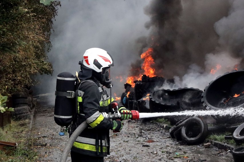Trwa walka strażaków z pożarem opon w Wilkowie. Wodę ciągną z zalanej kopalni Lena