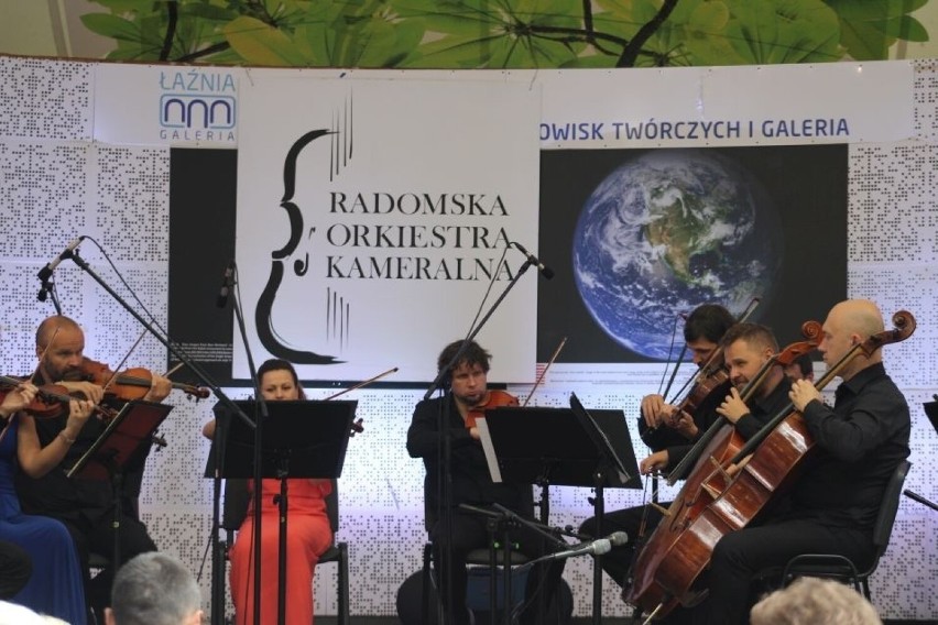 Lato z ROK-iem 2023. Radomska Orkiestra Kameralna zagrała pierwszy w tym roku koncert w parku Kościuszki. Zobacz, jak wielu miała słuchaczy!