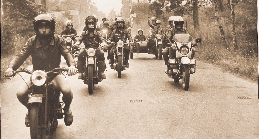 Rok 1979. Motocykliści  w  drodze z  Pogorii I na paradę...