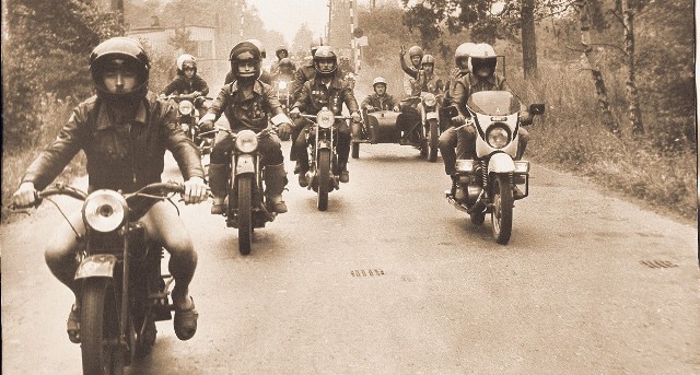 Rok 1979. Motocykliści  w  drodze z  Pogorii I na paradę przed Pałacem Kultury Zagłębia