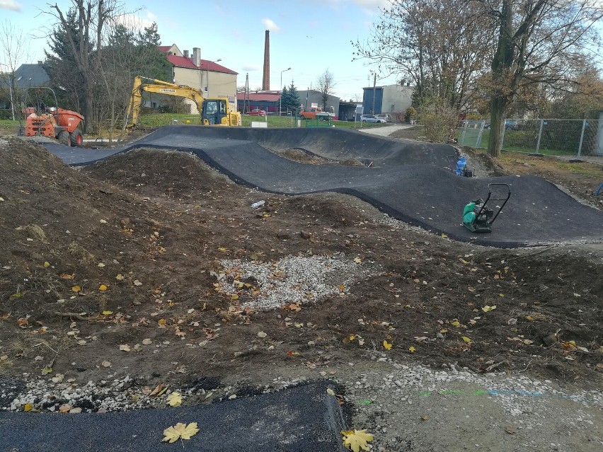 Pumptrack w Nysie rośnie w oczach. Tak wygląda budowa...