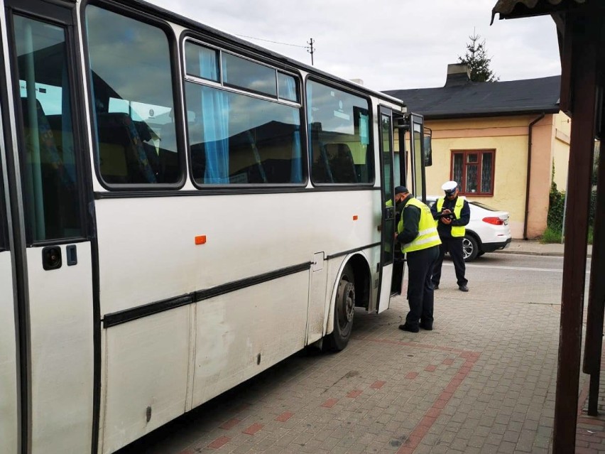 Radziejów. Policjanci z Radziejowa i inspektorzy ITD sprawdzali autokary szkolne. Nie wszystkie były sprawne!
