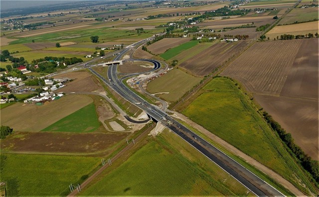 Wielkimi krokami zbliża się dzień zakończenia budowy obwodnicy Inowrocławia. Zobaczcie najnowsze zdjęcia lotniczej wykonane nad budową. Przypomnijmy, że nowa trasa łącząca drogi krajowej nr 25 i 15 ma być otwarta jesienią tego roku.