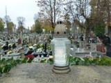 Dzień Zaduszny 2020 na cmentarzu przy Łaskiej w Zduńskiej Woli . Bramy zamknięte, przed cmentarzem przybywa zniczy ZDJĘCIA