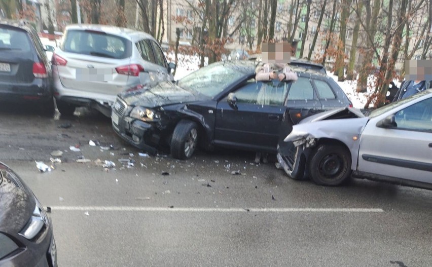 Zderzenie samochodów obok targowiska w Dąbrowie Górniczej. Uszkodzonych zostało aż pięć aut. Co się tam stało?