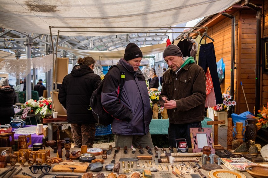 Przedświąteczny Bazar na Starówce w Tarnowie. Miłośnicy pchlich targów spotkali się na tarnowskim Burku [ZDJĘCIA]