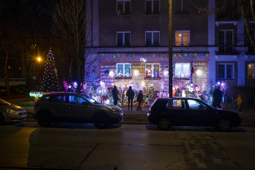 Oto najbardziej świąteczny dom w Warszawie. Ogródek przy Przybyszewskiego ponownie rozświetliła imponująca iluminacja