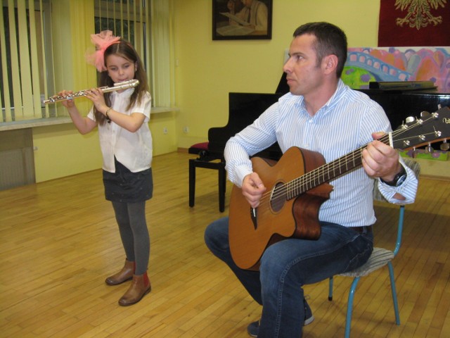 Ojciec z córką w duecie: flet i gitara.