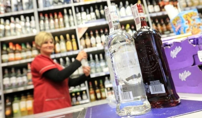 Zakaz sprzedaży alkoholu w godzinach nocnych obowiązuje w...