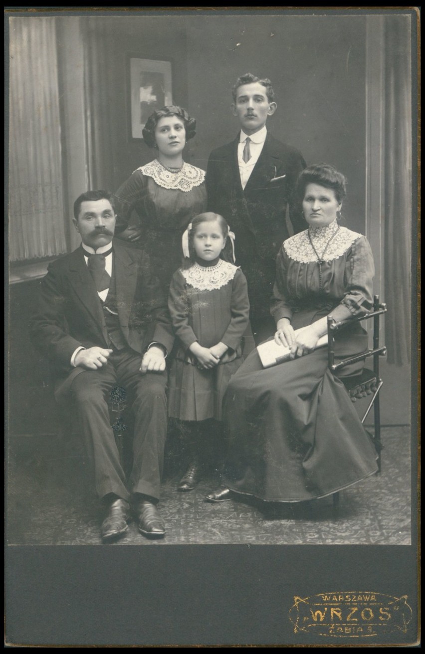 „Portret niezidentyfikowanej rodziny”, 1905