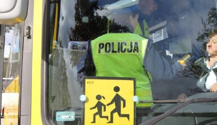 Policjanci skontrolują autobusy przed wyjazdem dzieci na...