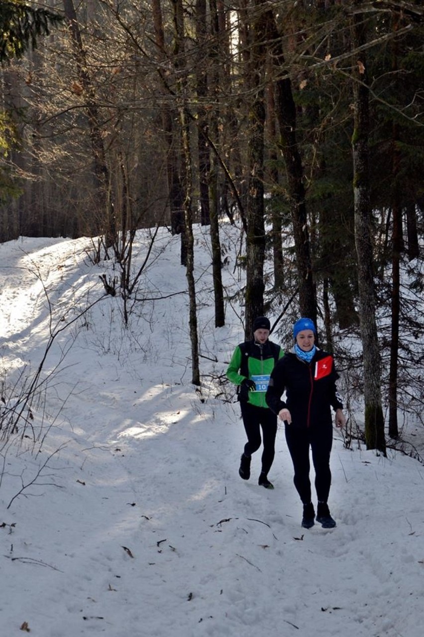 Przebiegli 27 kilometrów po zaśnieżonych drogach parku [ZDJĘCIA]