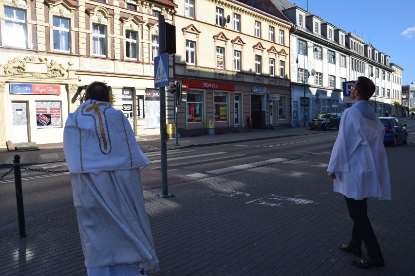 Księża z Najświętszym Sakramentem na ulicach Szczecinka [zdjęcia]