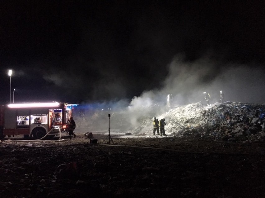 Pożar składowiska odpadów we Włoszczowie. Dziesięć zastępów straży w akcji