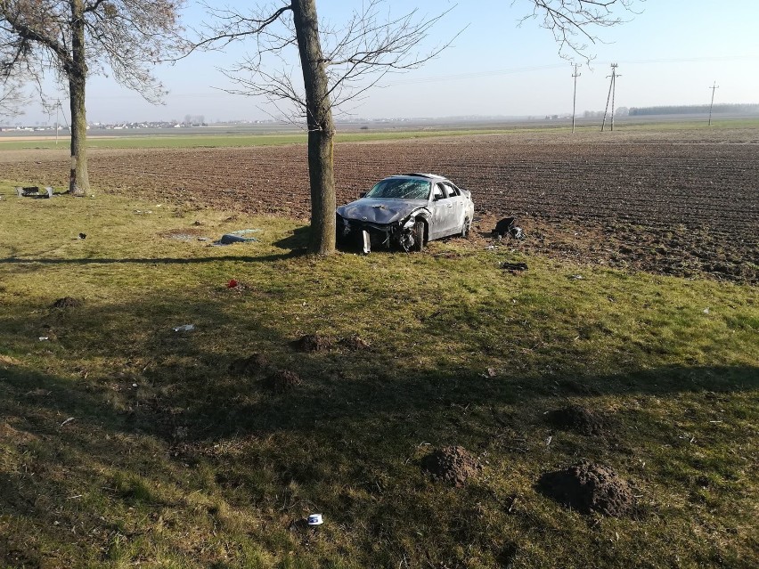 Samochód osobowy wpadł do rowu. Kierowca nie dostosował prędkości [ZDJĘCIA] 