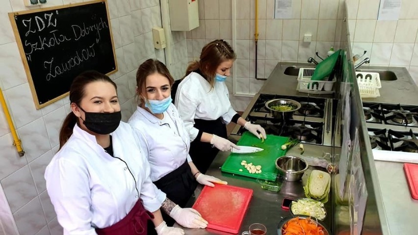 Pyszne dania kuchni azjatyckiej poznawali na szkoleniu uczniowie szkół ZDZ w Radomiu - zobacz zdjęcia