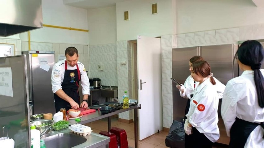 Pyszne dania kuchni azjatyckiej poznawali na szkoleniu uczniowie szkół ZDZ w Radomiu - zobacz zdjęcia