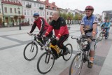 Niezwykła rywalizacja roweru, samochodu, autobusu i ludzkich nóg