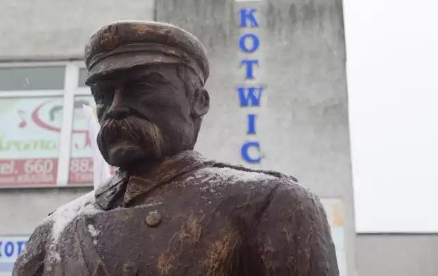 Wzór pomnika marszałka Piłsudskiego stoi w Zielonej Górze od jakiegoś czasu przy sklepie Kotwica na al. Zjednoczenia