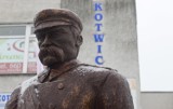 Dlaczego pomnik Józefa Piłsudskiego stoi przed Kotwicą w Zielonej Górze? [ZDJĘCIA]