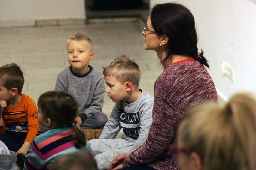 Przedszkolaki odwiedziły wystawę Grzegorza Sztwiertni w Legnicy {ZDJĘCIA]