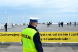 Lębork. Policja zwraca uwagę, żeby nie zapominać o zagrożeniu pandemią, bo mogą być mandaty