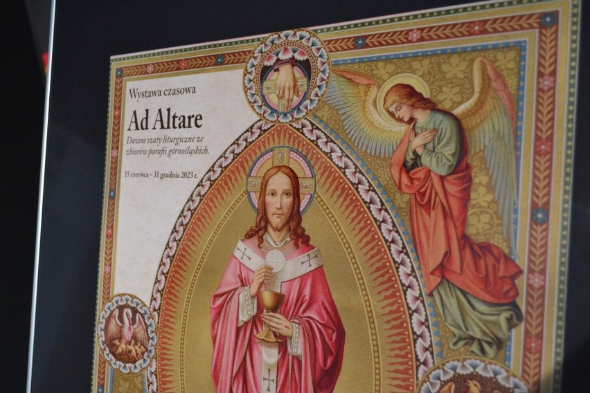 Unikalna wystawa 'Ad altare' w skansenie w Chorzowie! Zobacz z bliska piękne i bogate szaty liturgiczne z Górnego Śląska