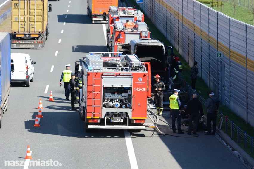 Bus zespołu Bokka stanął w ogniu na autostradzie pod Grudziądzem [wideo, zdjęcia]