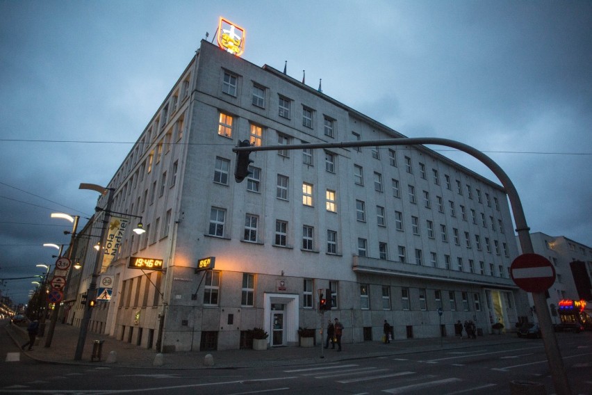 Neonowy herb Gdyni na dachu urzędu miasta doczeka się nowej wersji. Ma być bardziej odporna na warunki pogodowe