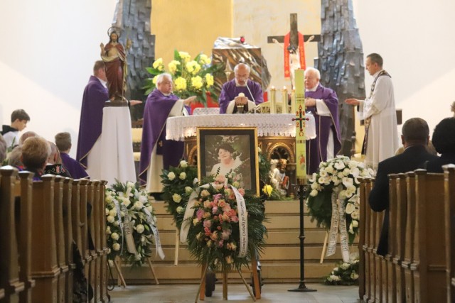 Pogrzeb Marii Pańczyk-Pozdziej odbył się w sobotę, 21 maja w jej rodzinnych Tarnowskich Górach. 

Przesuwaj zdjęcia w prawo - naciśnij strzałkę lub przycisk NASTĘPNE 