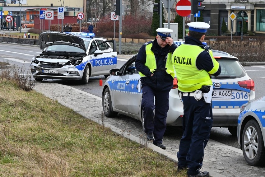 W centrum Kielc honda zderzyła się z policyjnym radiowozem! Było spore zamieszanie [WIDEO, ZDJĘCIA]