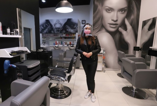 - Zapraszamy od poniedziałku - mówi Agnieszka Leśniewska, właścicielka salonu fryzjerskiego i kosmetycznego Fashion, działającego w radomskiej Galerii Słonecznej.