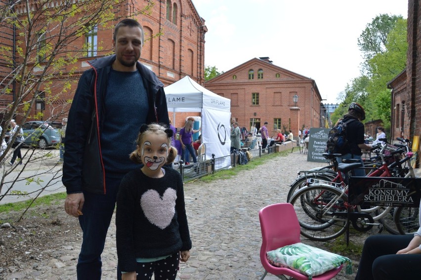 Śniadanie i targ na Księżym Młynie. Stragany, stoły, występy i wielu zwiedzających