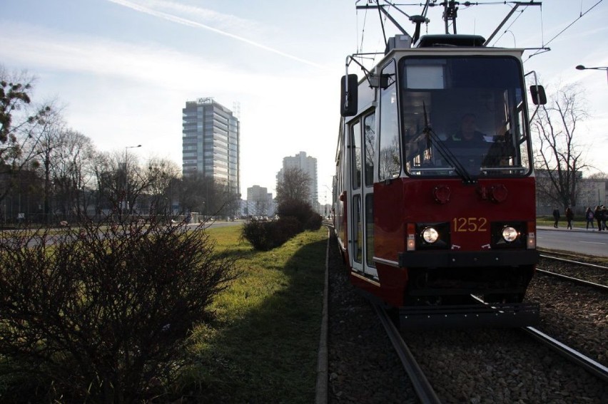 Na warszawskie tory wrócił historyczny tramwaj. Biało-czerwony klasyk woził pasażerów ponad 30 lat temu [ZDJĘCIA]