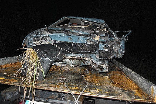 Na drodze między Łukawicą a Narolem miał miejsce wypadek drogowy z udziałem dwóch samochodów osobowych. Z ustaleń policjantów wynikało, że na prostym odcinku jezdni doszło do czołowego zderzenia volkswagena i skody. Pojazdami podróżowali trzej mężczyźni, wszyscy mieszkający w gminie Narol. W wyniku wypadku obrażeń doznała trójka uczestników, którzy zostali przetransportowani karetkami pogotowia do szpitala w Tomaszowie Lubelskim. 


Śmiertelny wypadek pod Łukawicą